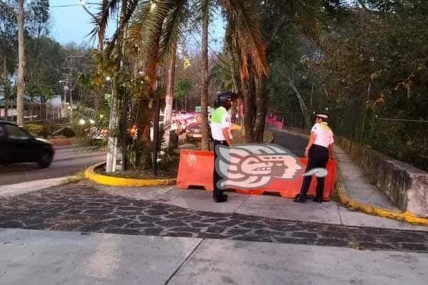 Adiós, abusivos; Tránsito bloquea ´atajo´ de conductores en Murillo Vidal, en Xalapa