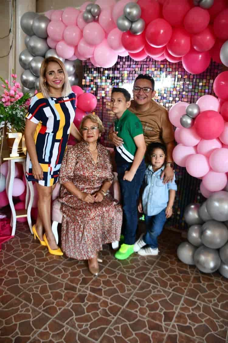 Agradable tarde cumpleañera para Martha Pérez