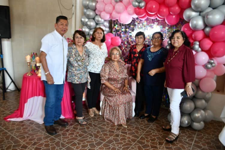 Agradable tarde cumpleañera para Martha Pérez