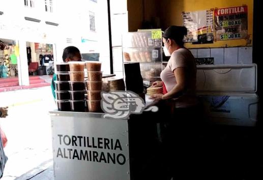 ¡Golpe al bolsillo! Xalapeños reclaman por incremento al precio de la tortilla