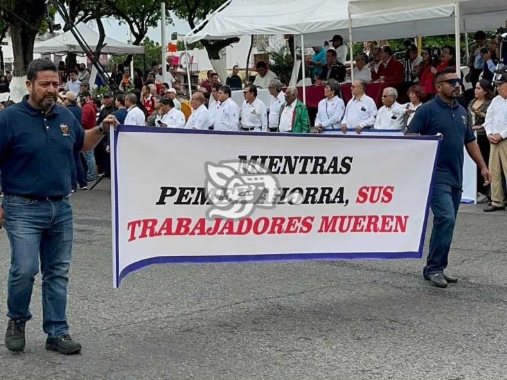 En luto y con reclamos se realiza desfile por Expropiación Petrolera en Poza Rica
