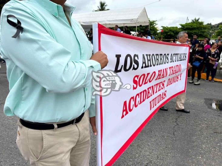 En luto y con reclamos se realiza desfile por Expropiación Petrolera en Poza Rica