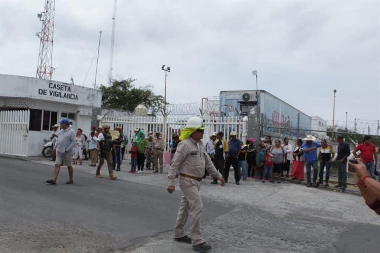 Habitantes de comunidades de Tierra Blanca se manifiestan contra Pemex