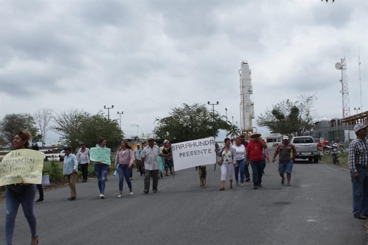Habitantes de comunidades de Tierra Blanca se manifiestan contra Pemex