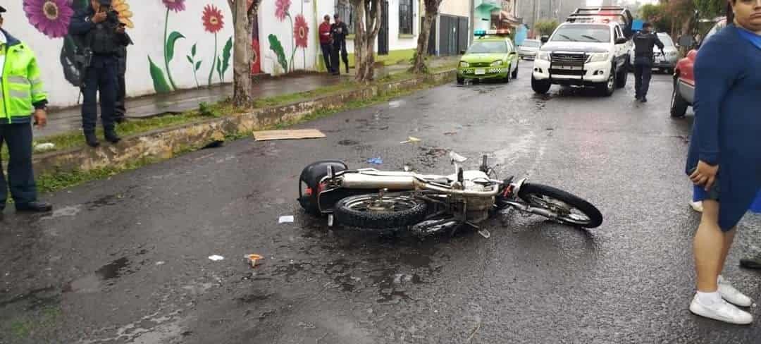 Camioneta atropella a motociclista en Fortín de las Flores; lo deja muy herido