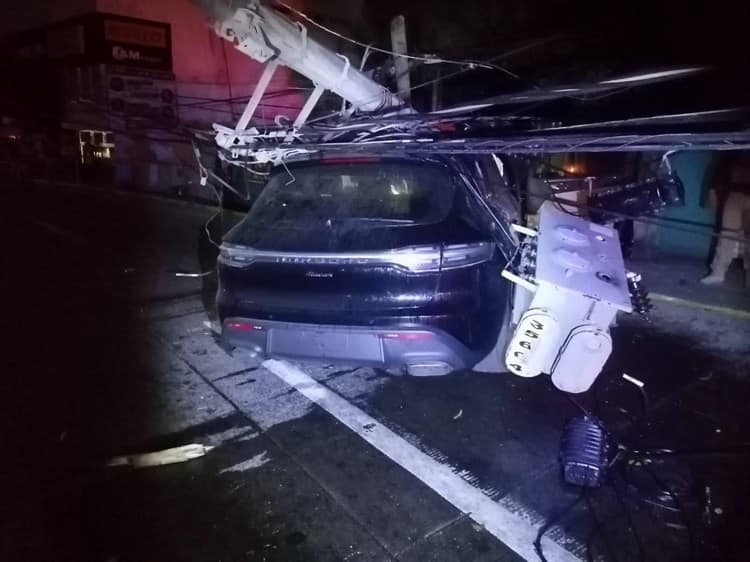 Cierre de vialidad en Boca del Río por choque de camioneta