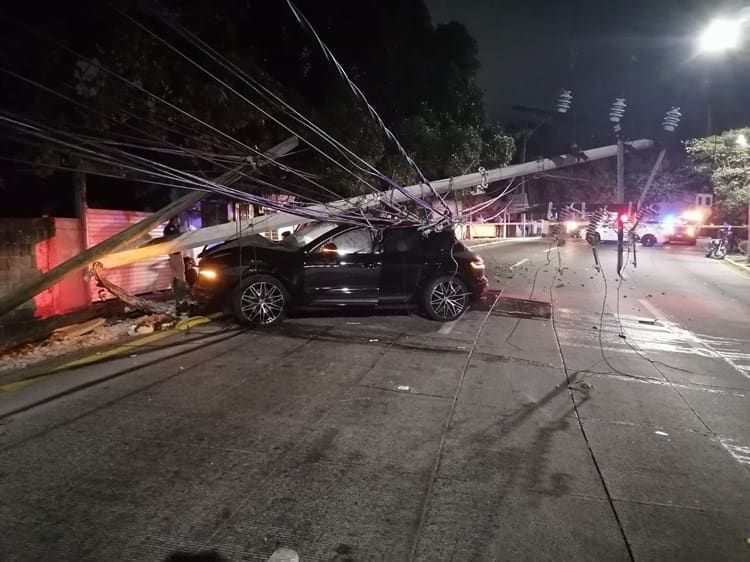 Cierre de vialidad en Boca del Río por choque de camioneta