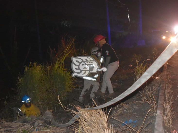 ¡Peligro!; vuelca tracto con material tóxico e inflamable en la Transístmica en el sur de Veracruz(+Video)