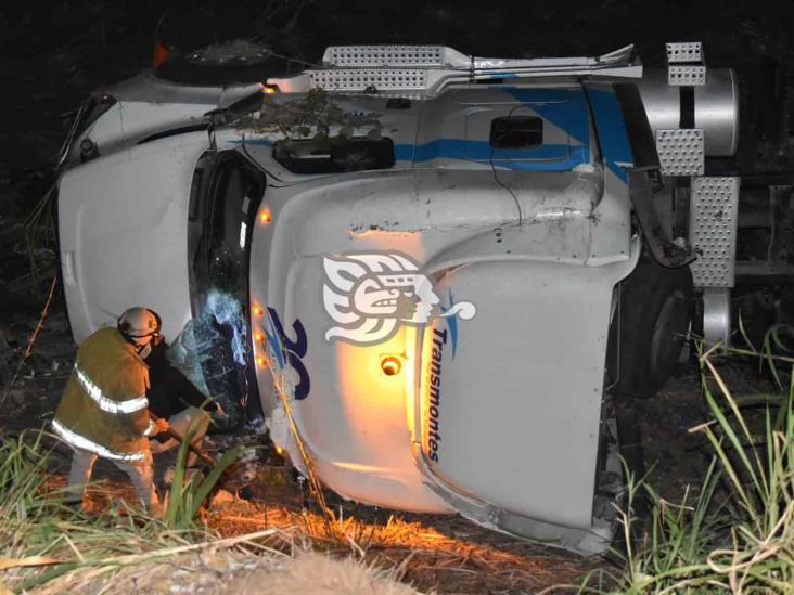 ¡Peligro!; vuelca tracto con material tóxico e inflamable en la Transístmica en el sur de Veracruz(+Video)