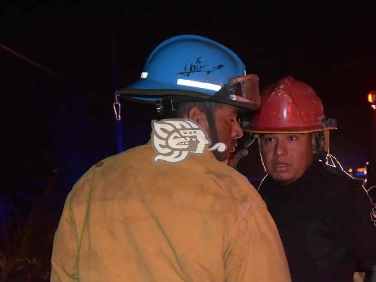¡Peligro!; vuelca tracto con material tóxico e inflamable en la Transístmica en el sur de Veracruz(+Video)