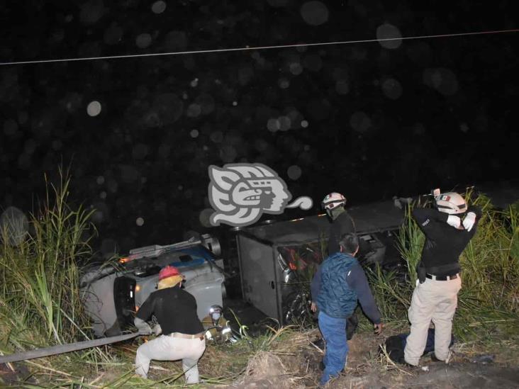 ¡Peligro!; vuelca tracto con material tóxico e inflamable en la Transístmica en el sur de Veracruz(+Video)