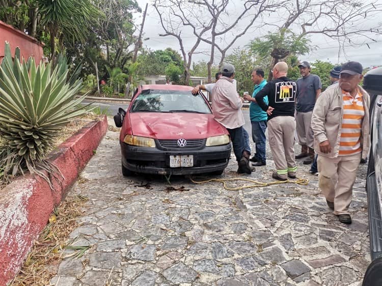 Vuelca automóvil en el tramo Guadalupe-Piña Lara