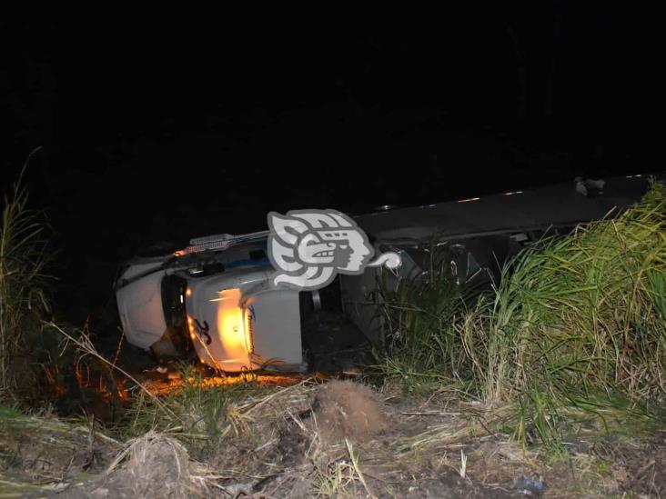¡Peligro!; vuelca tracto con material tóxico e inflamable en la Transístmica en el sur de Veracruz(+Video)