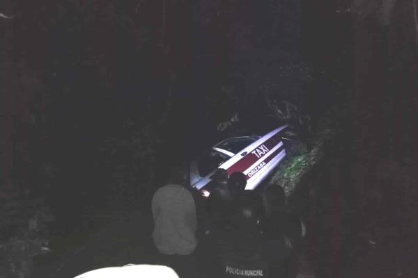Taxi de Orizaba cae a barranco en la Orizaba-Zongolica, no se reportaron lesionados