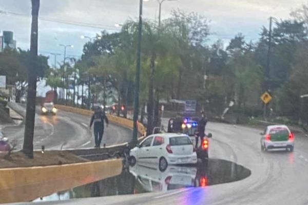 Auto derrapa y choca contra el camellón central de la avenida Lázaro Cárdenas, en Xalapa