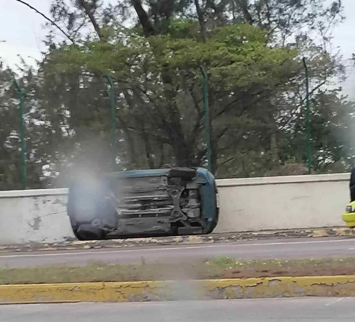 Patina y vuelca automóvil en La Pinera