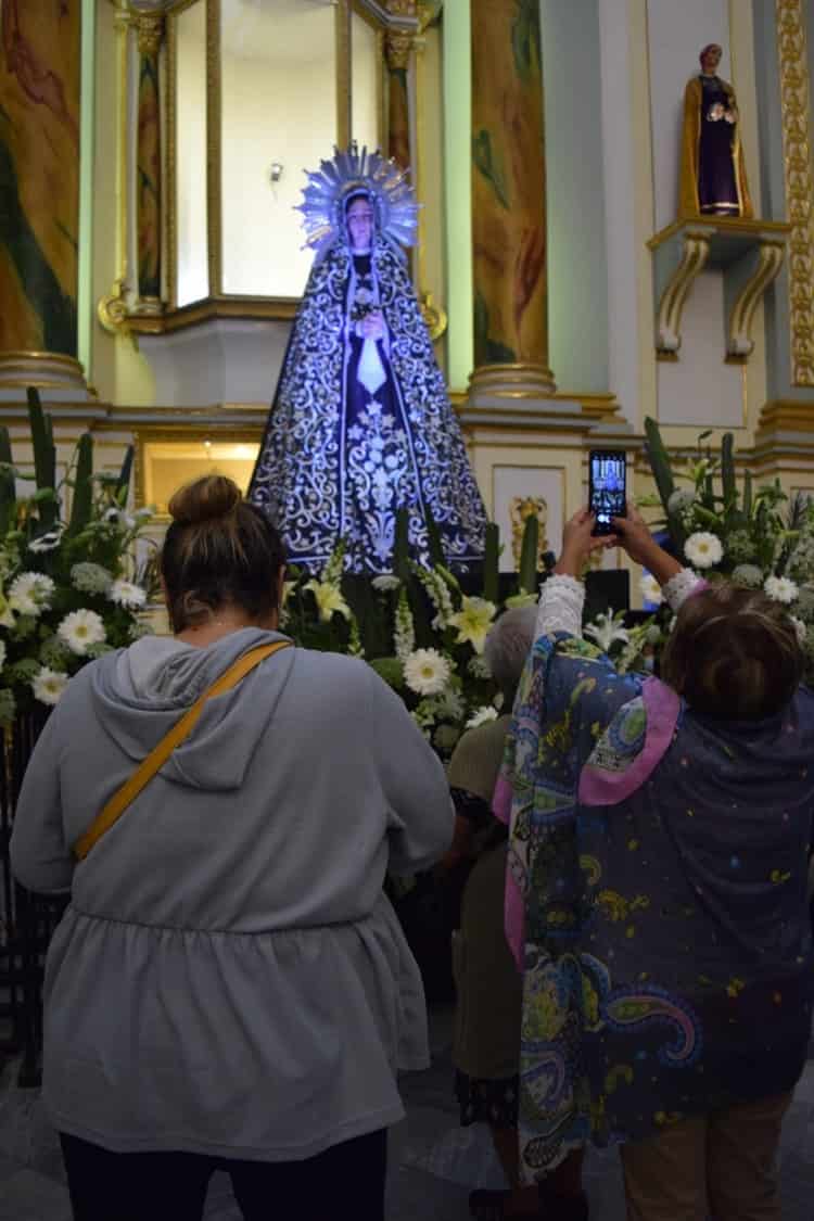 Confeccionan en España vestimenta de la virgen de la Concepción, de Córdoba