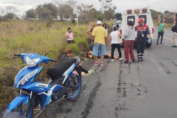 Dos mujeres derrapan en motocicleta; perro se les atravesó en la carretera