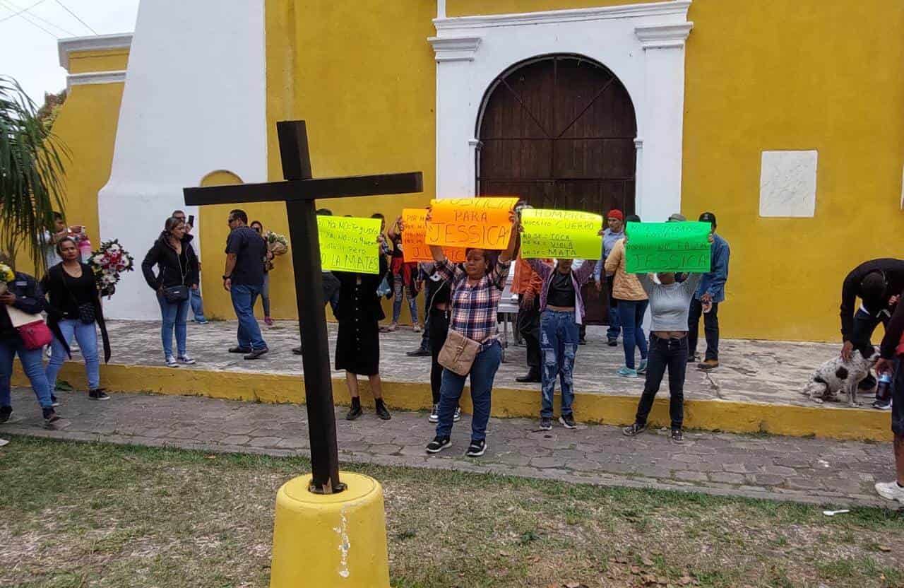 Familiares y amigos exigen justicia por Jessica rumbo al panteón, en Medellín de Bravo