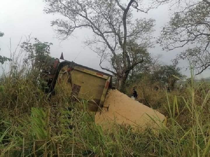 Vuelca tráiler cargado con toneladas de azúcar en Tierra Blanca