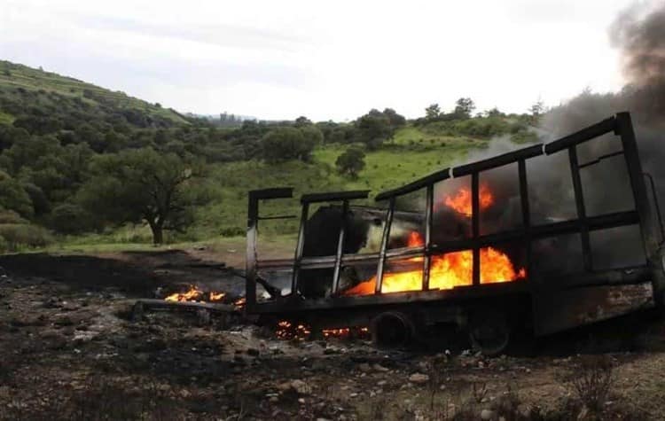 6 cuerpos calcinados son localizados dentro de un auto en Puebla