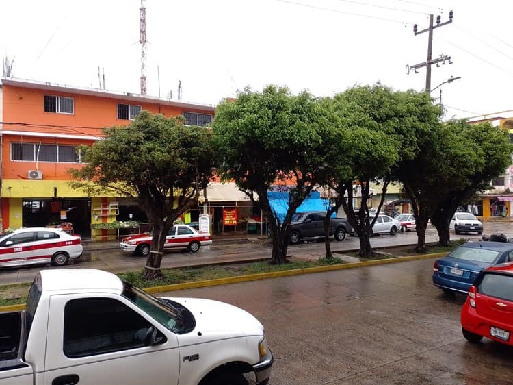 Lluvioso y con normalidad transcurre Día Festivo en Coatzacoalcos