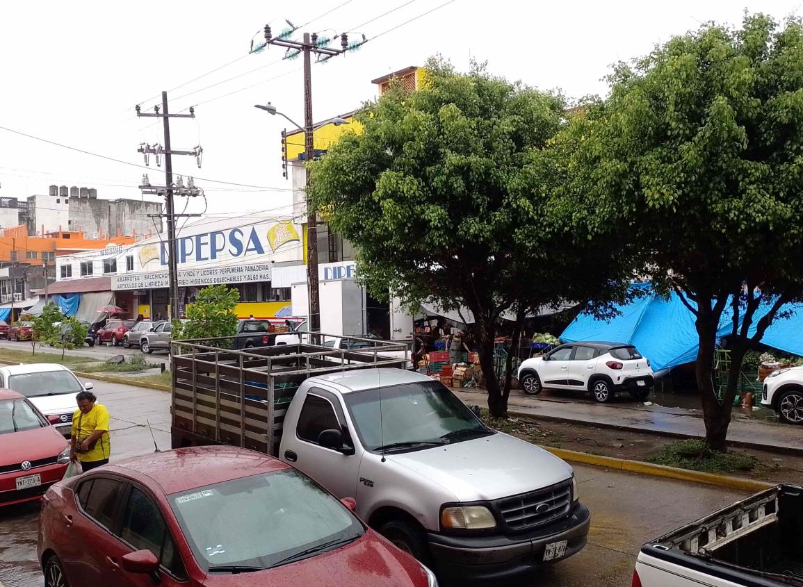 Lluvioso y con normalidad transcurre Día Festivo en Coatzacoalcos