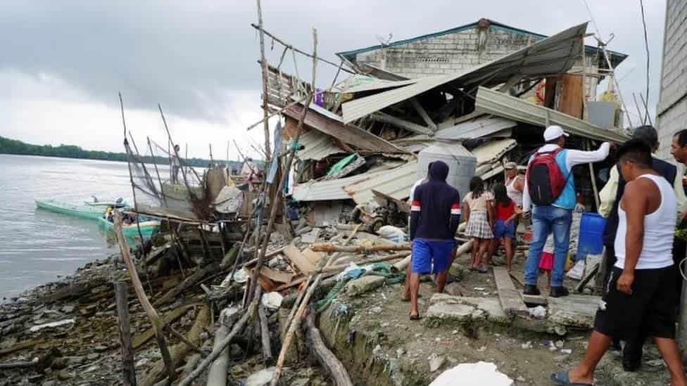 13 muertos y casi 500 heridos tras sismo en Ecuador