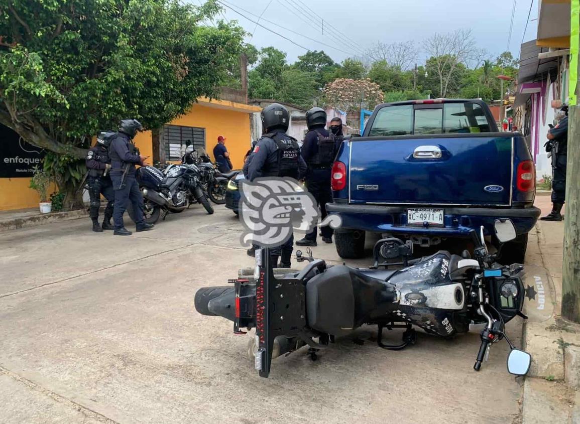 Intenta darse a la fuga e impacta motopatrulla en Acayucan (+Video)