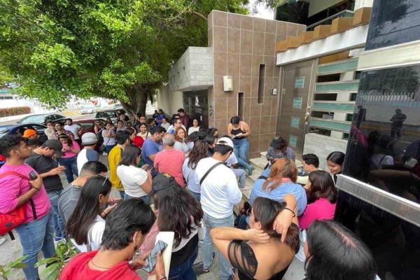 Fans de Danna Paola llegan a cobrar su reembolso; empresa los cita en casa vacía en Boca del Río (+Video)