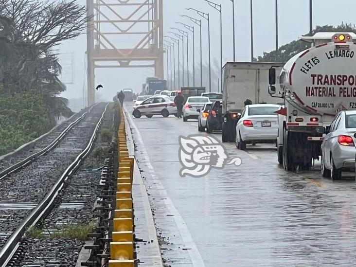 ¡Camioneta a punto de caer del puente Coatzacoalcos l , la lluvia complicó la visibilidad