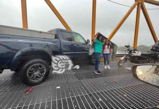 ¡Camioneta a punto de caer al río! Accidentes ahogan el puente Coatzacoalcos l