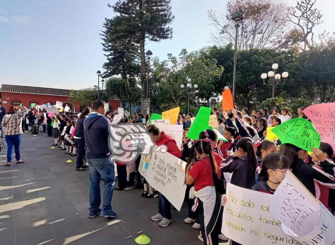 Claman seguridad tras ola de robos en primaria de Coatepec