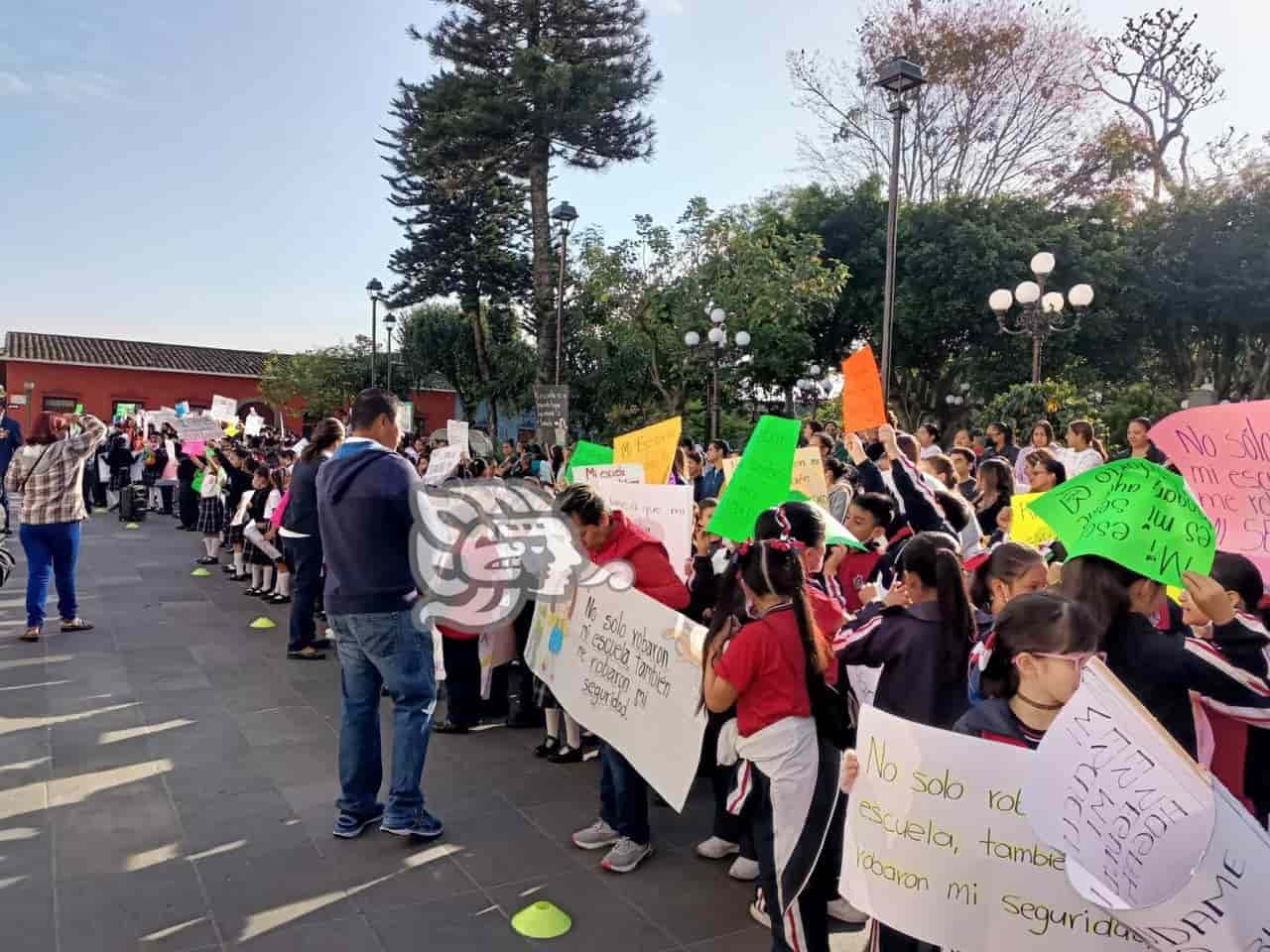 Exigen seguridad en primaria de Coatepec ante ola de robos