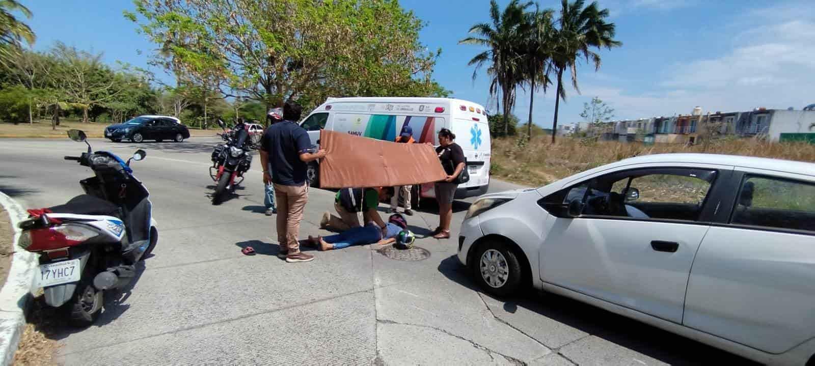 ¡Una más! Automóvil atropella a mujer motociclista en Medellín de Bravo