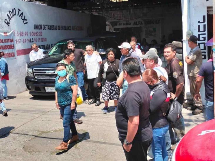 Con una caravana taxistas de Río Blanco, le dan el último adiós a compañero asesinado