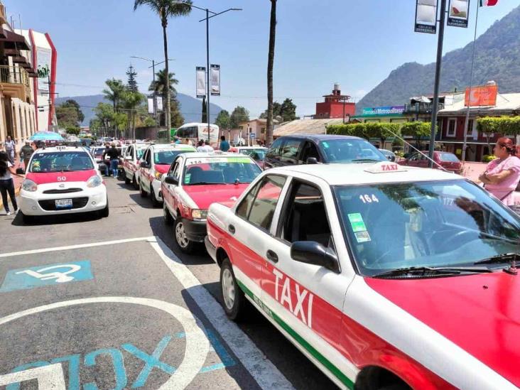 Con una caravana taxistas de Río Blanco, le dan el último adiós a compañero asesinado