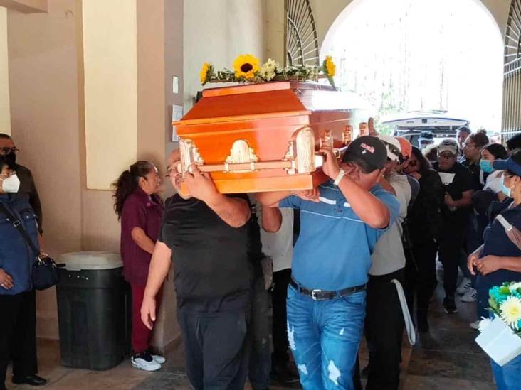 Con una caravana taxistas de Río Blanco, le dan el último adiós a compañero asesinado
