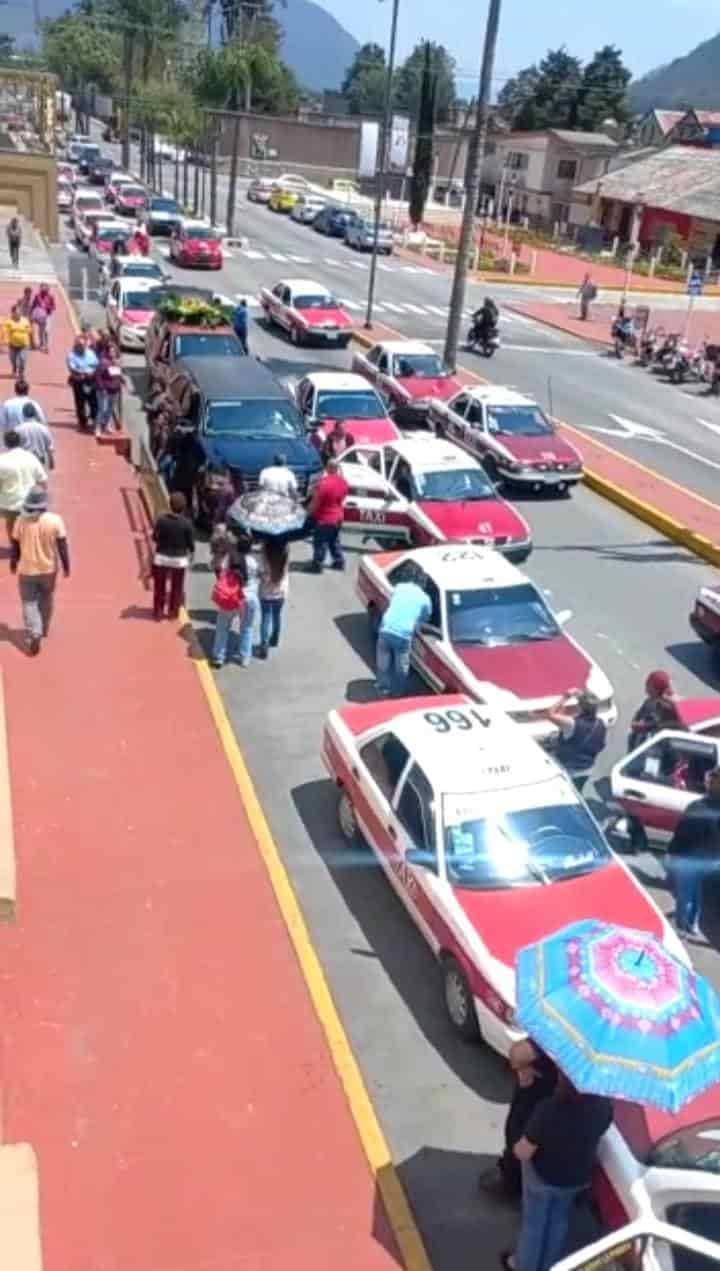 Con una caravana taxistas de Río Blanco, le dan el último adiós a compañero asesinado