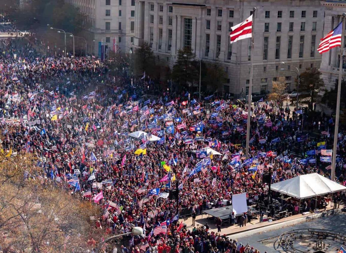 Manifestantes se congregan en la residencia de Donald Trump; le demuestran su apoyo