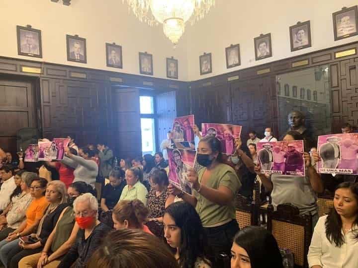 Protestan mujeres en el Cabildo de Veracruz contra regidor acusado de acoso