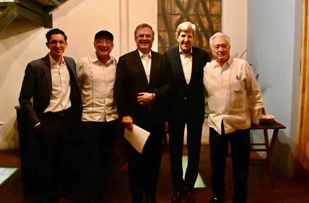 Marcelo Ebrard recibe a John Kerry previo a encuentro con AMLO