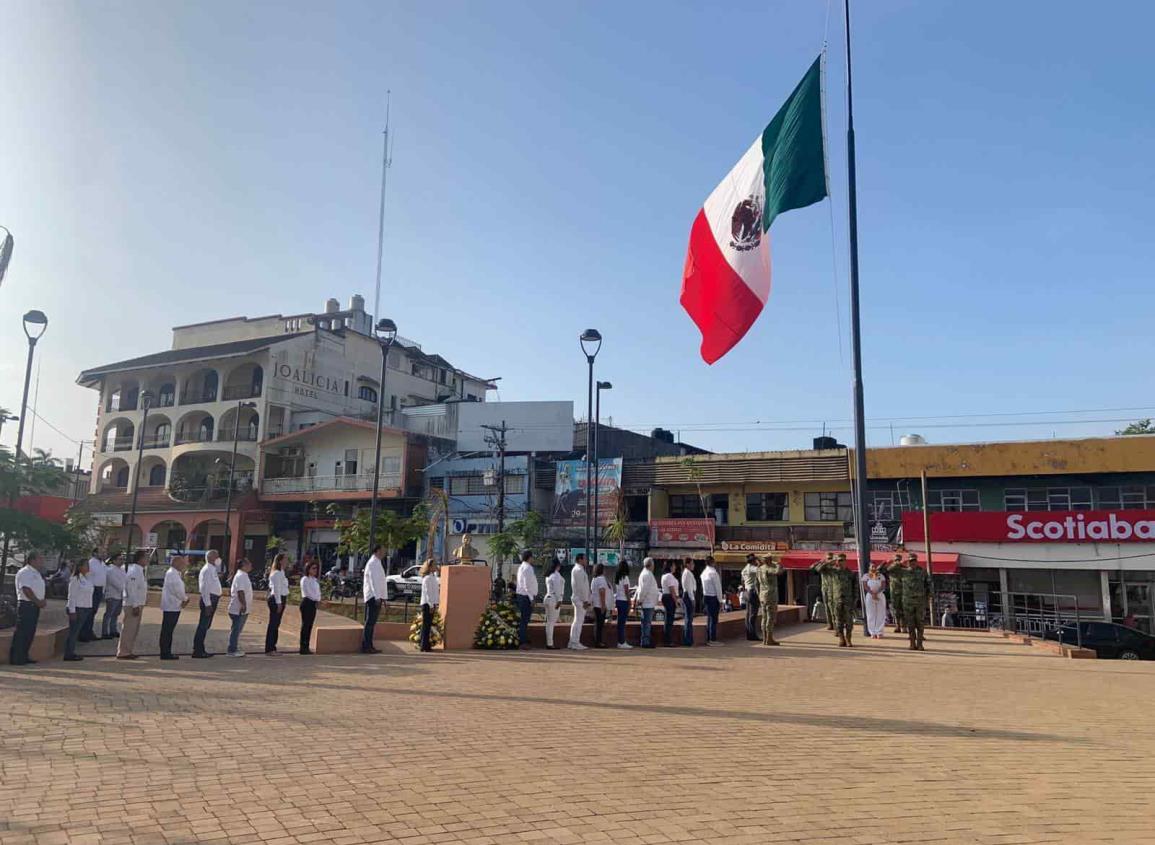 Izan bandera por natalicio de Benito Juárez