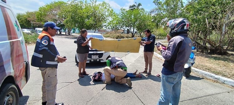 ¡Una más! Automóvil atropella a mujer motociclista en Medellín de Bravo