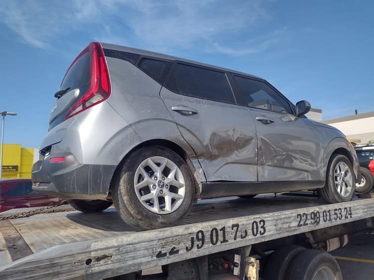 Conductora choca con automóvil dentro de estacionamiento en centro comercial de Boca del Río