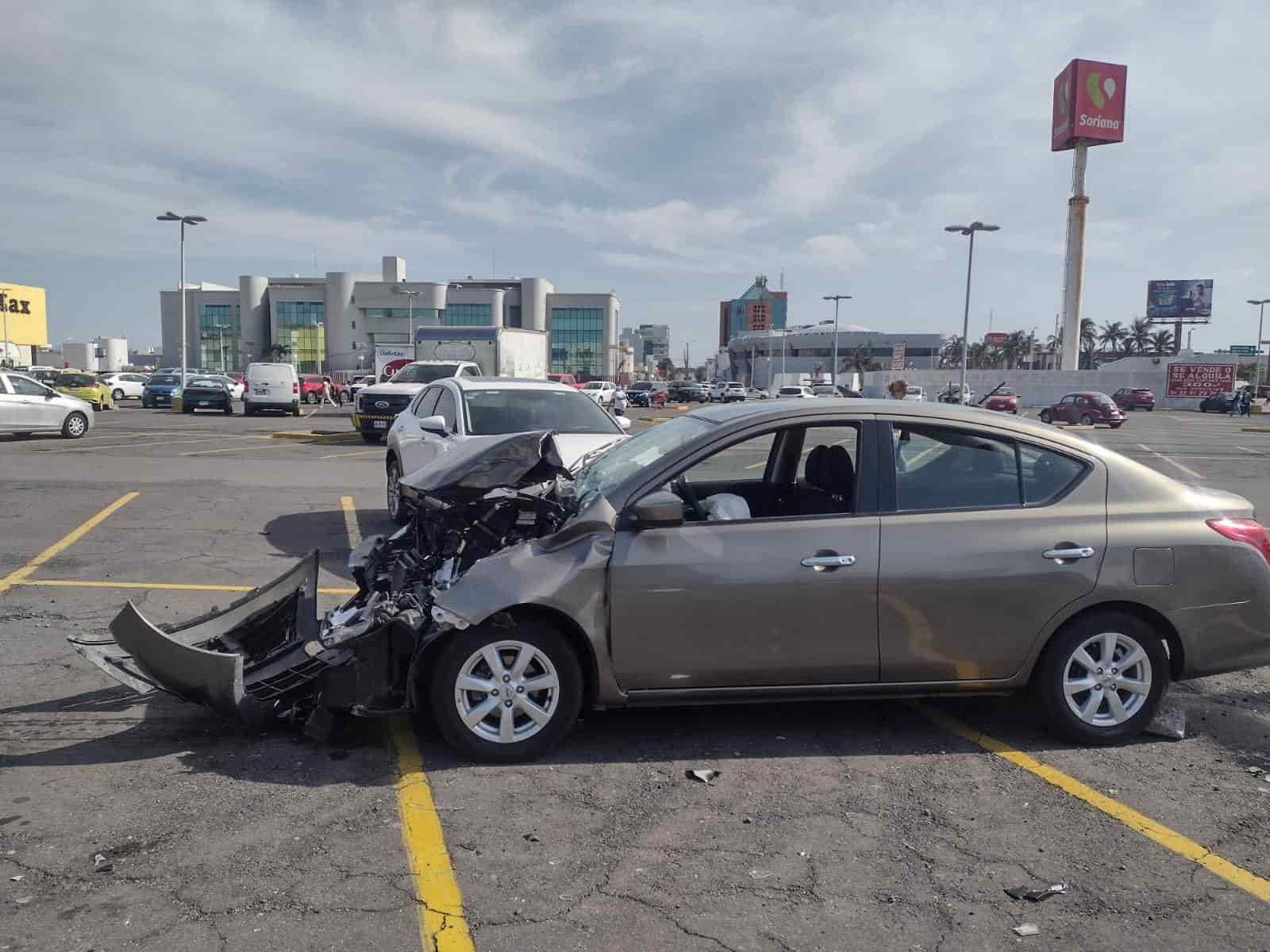 Conductora choca con automóvil dentro de estacionamiento en centro comercial de Boca del Río