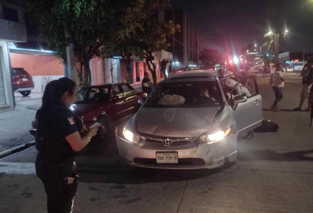 ¡Se le atraviesa! Conductora choca con taxi en calles del centro de Veracruz