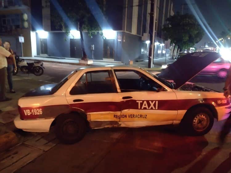 ¡Se le atraviesa! Conductora choca con taxi en calles del centro de Veracruz