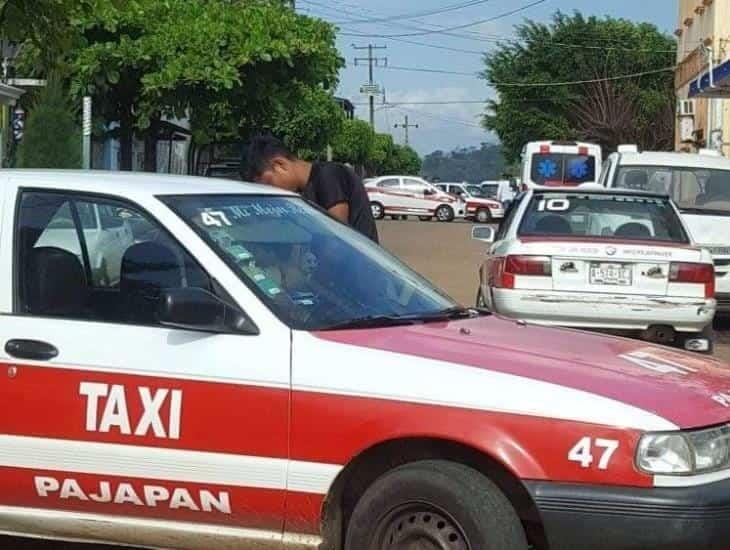 ¡Quieren aumentar tarifa!; protestan taxistas de Pajapan frente a Palacio Municipal