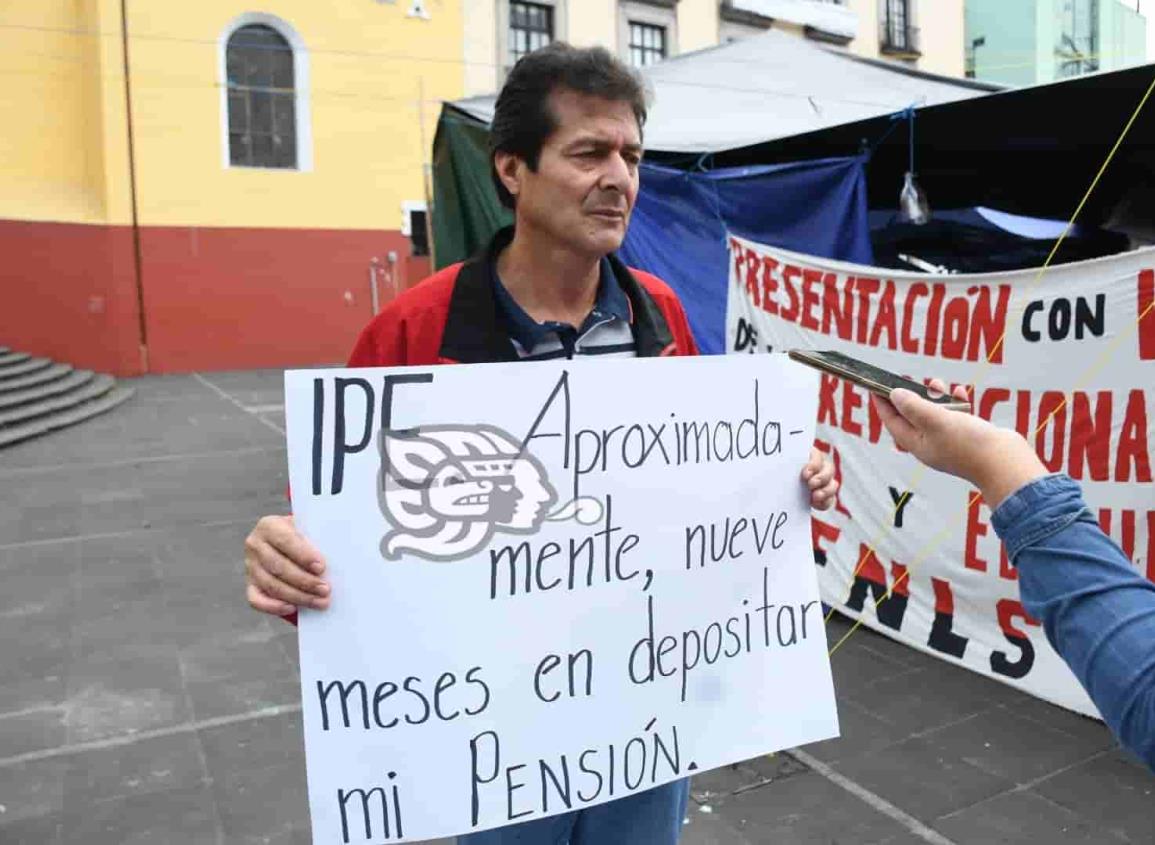 ¡Le dan largas! tras jubilarse por salud, atrasan a ex docente sus prestaciones